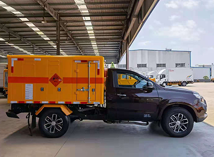 什运乡爆破器材运输车